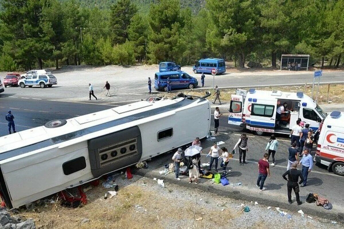 Авария экскурсионного автобуса. В Турции перевернулся автобус с туристами. В Анталии перевернулся автобус.
