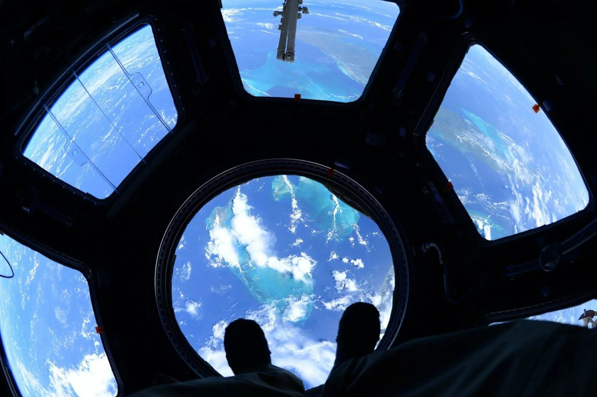 Земля в иллюминаторе картинки. Иллюминатор МКС. Иллюминатор космического корабля. Вид из иллюминатора на землю. Космос из космического корабля.