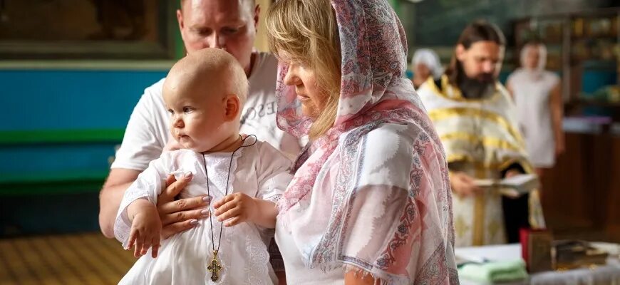 Крещение ребенка. Дети в храме. Крестины в церкви мальчика. Фотосессия на крестины ребенка. Крестины в храме.