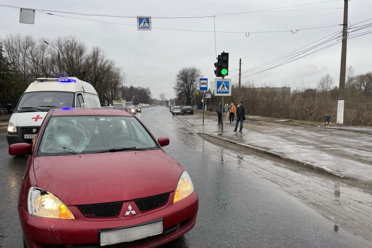 Автомобиль на дороге. Машина на пешеходном переходе.