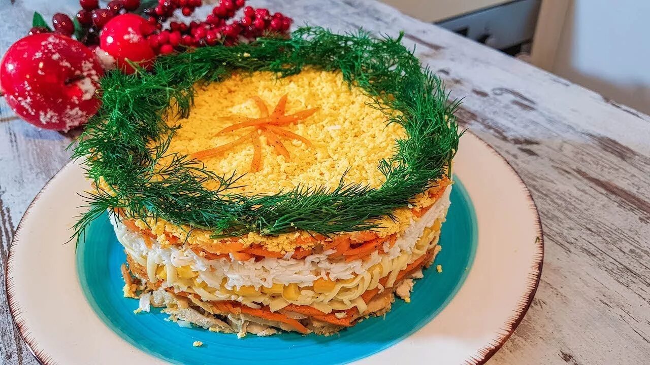 Салат с шампиньонами курицей и корейской морковкой. Слоеные салаты с корейской морковкой. Салат слоеный с корейской морковью. Салат с корейской морковкой слоями. Салат слоями с копченой курицей и корейской морковкой.