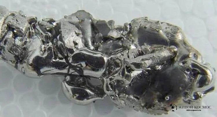 Какой самый сильный металл. Титан самородок. Титан (элемент). Титан металл химия. Титаниум металл.