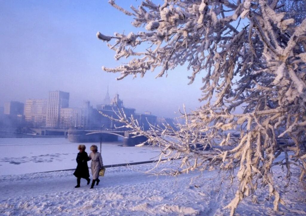 Идет потепление. Зимний день в городе. Морозная зима в городе. Зима в России. Зима город Россия.