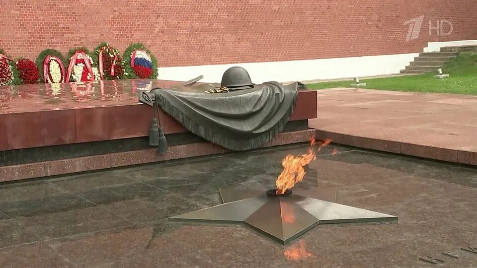 Что находится в могиле неизвестного солдата. Москва вечный огонь могила неизвестного солдата. вечный огонь на могиле неизвестного солдата. мемориал неизвестному солдату в москве. могила неизвестного солдата москва 1967.