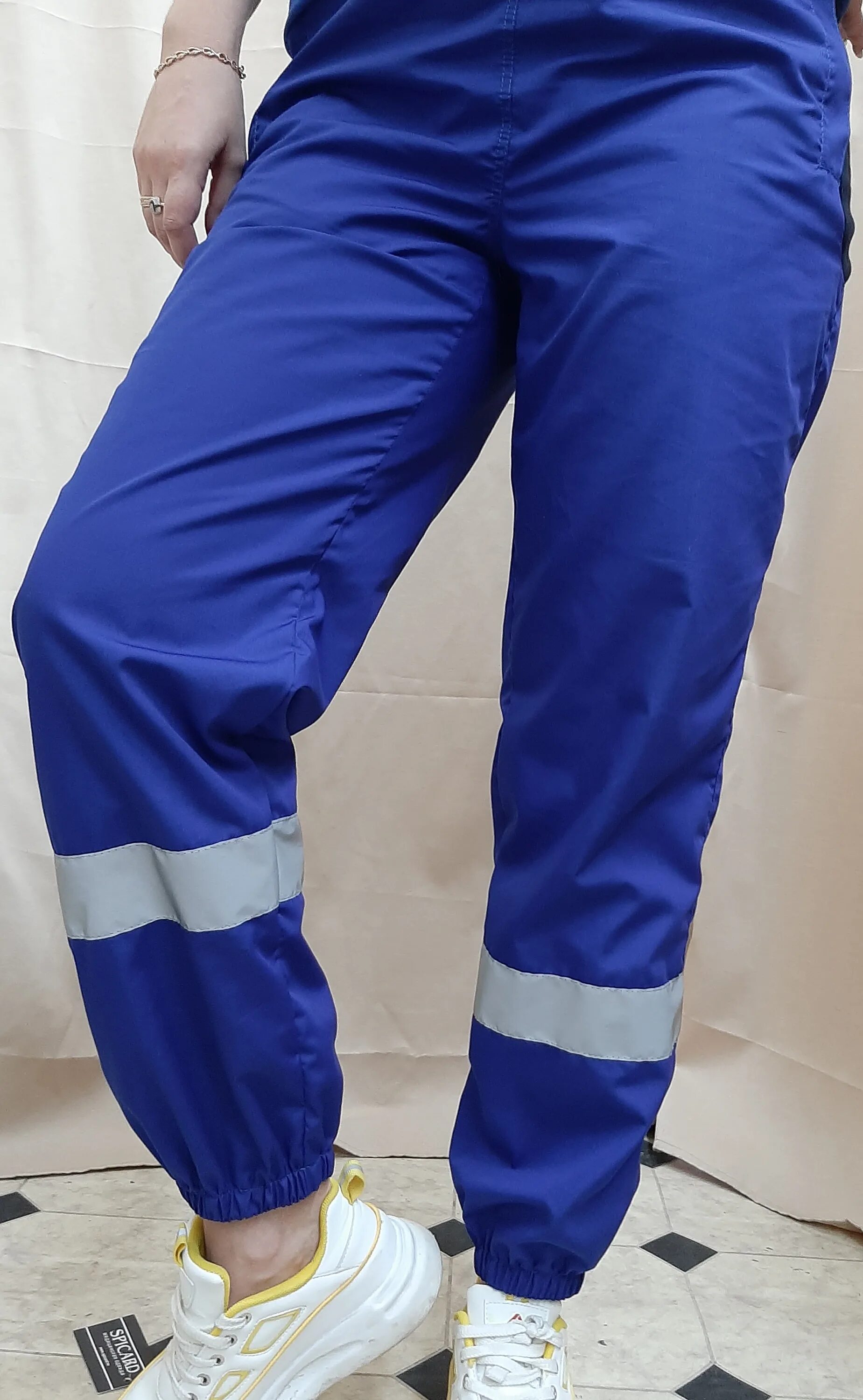 джоггеры бифри синие. медицинский джоггеры. белые джоггеры мужские. джоггеры с челси. брюки для скорой помощи мужские.