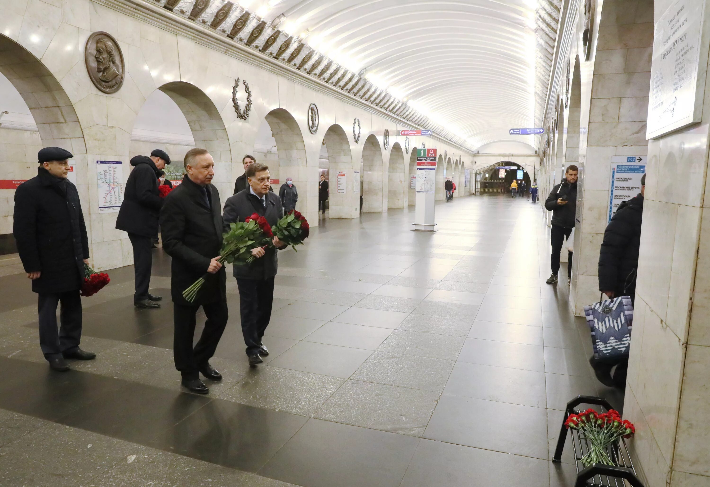 Метро санкт петербурга 2017 года. Взрыв в метрополитене Санкт-Петербурга 2017. Мемориальная доска в метро Технологический институт. 3 Апреля 2017 Технологический институт. Взрыв в метро в Санкт-Петербурге Технологический институт.