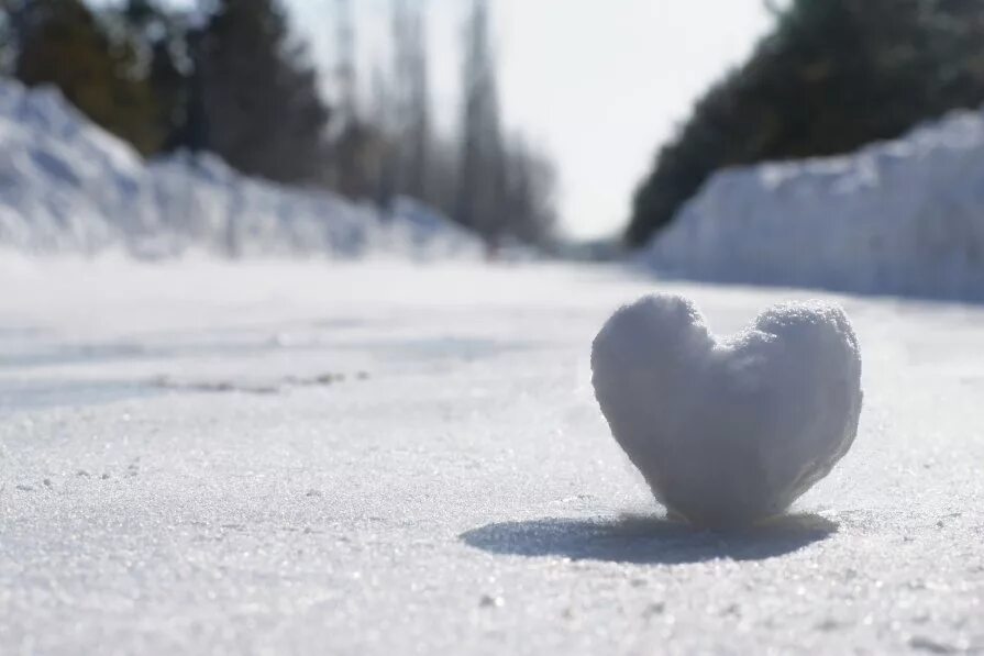 Я люблю снежку. Сердце на снегу. Сердечко на снегу. Сердечко из снега. Зимнее сердце.