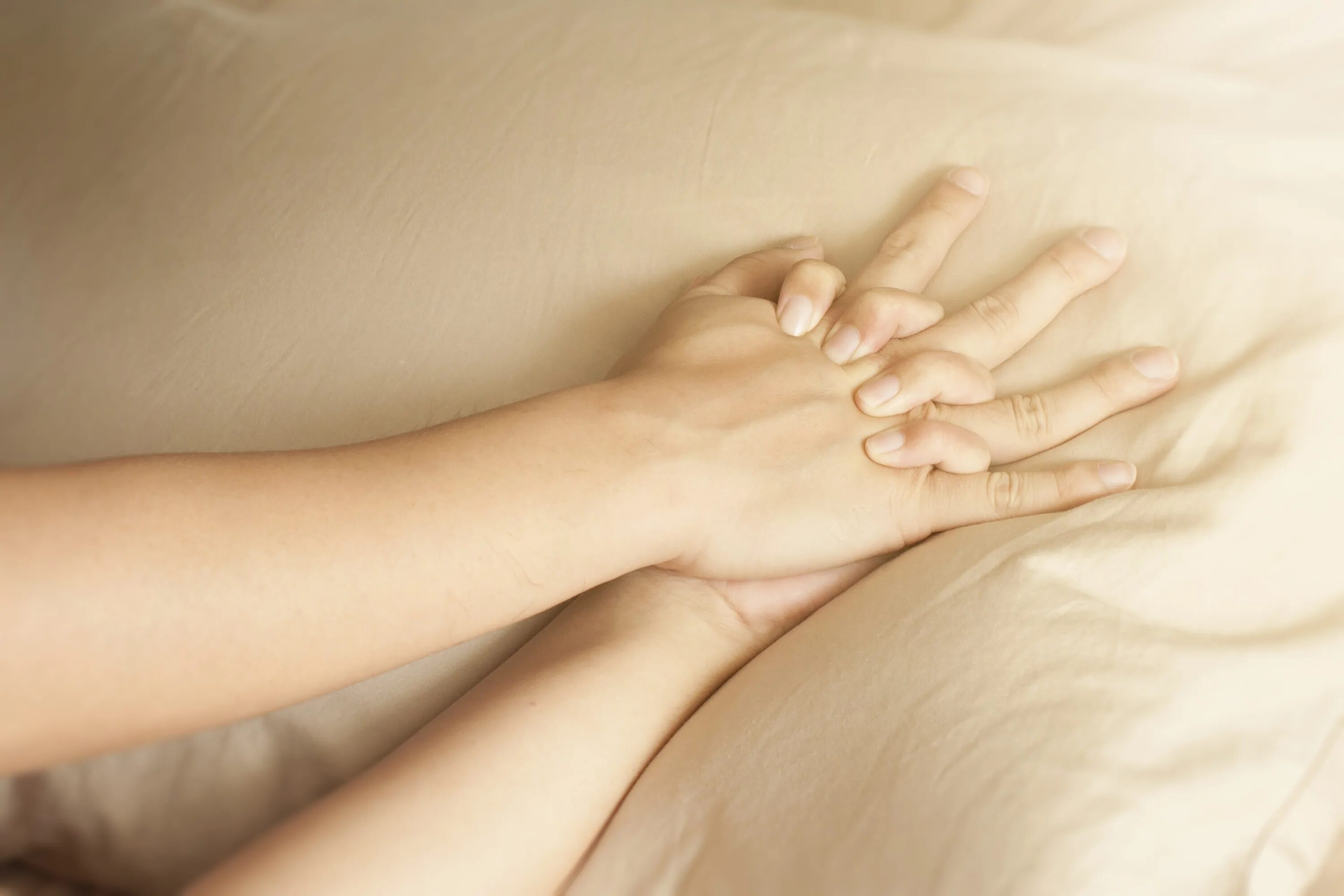 Сколько нельзя заниматься интимной. Женская рука. Руки в постели. Руки страсть. Рука на белой постели.