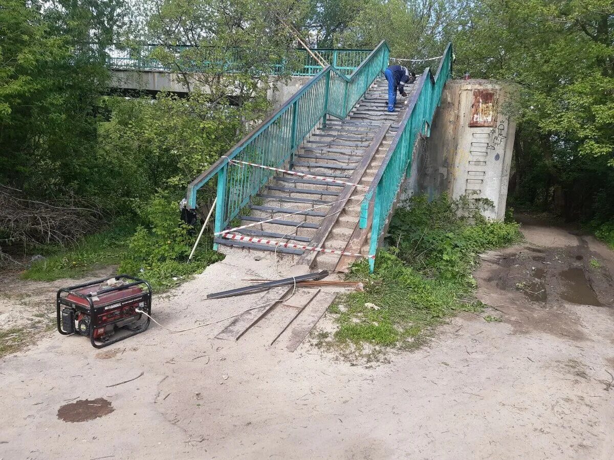 Светлая жизнь орел. Пешеходный мост. Пешеходный мост в Орле. Озеро светлая жизнь Орел.