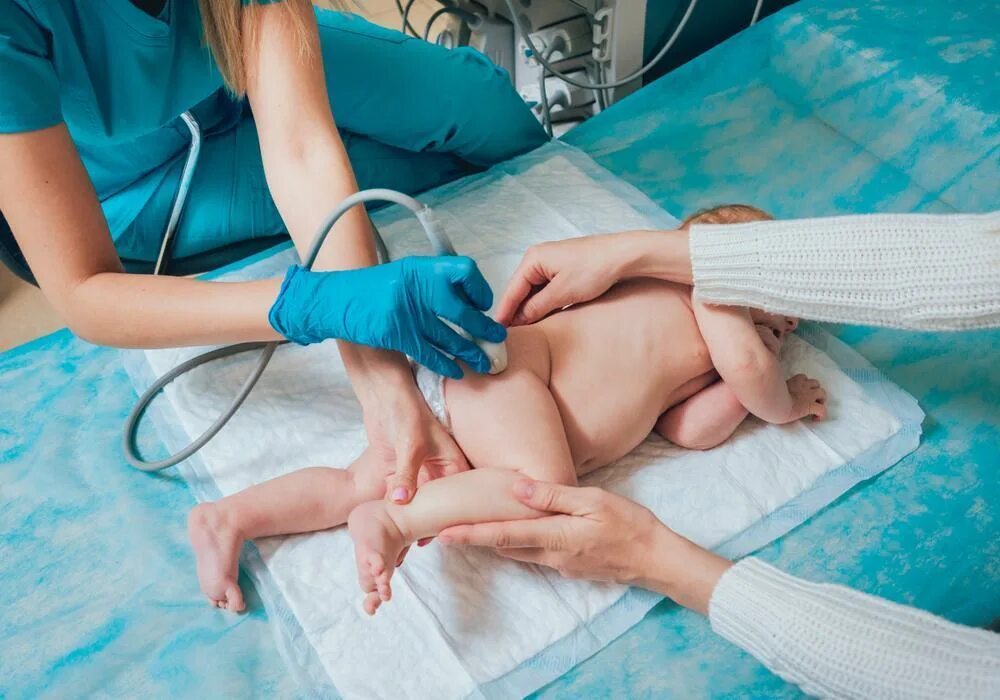 Обследование половых. Осмотр половых органов у девочек. осмотр половых органов новорожденного. гениталии новорожденного. осмотр новорожденной девочки.