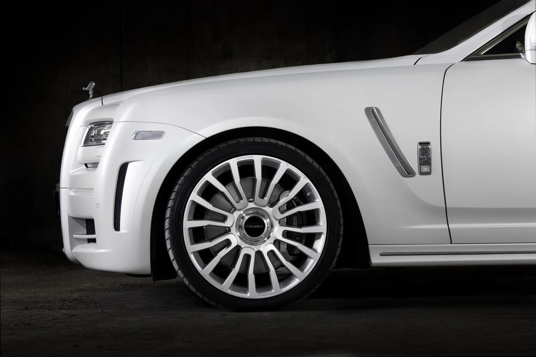 Диски роллс ройс. Mansory Rolls-Royce Ghost (2010).. Rolls Royce Ghost диски. Rolls Royce Mansory. Rolls Royce Ghost колеса.