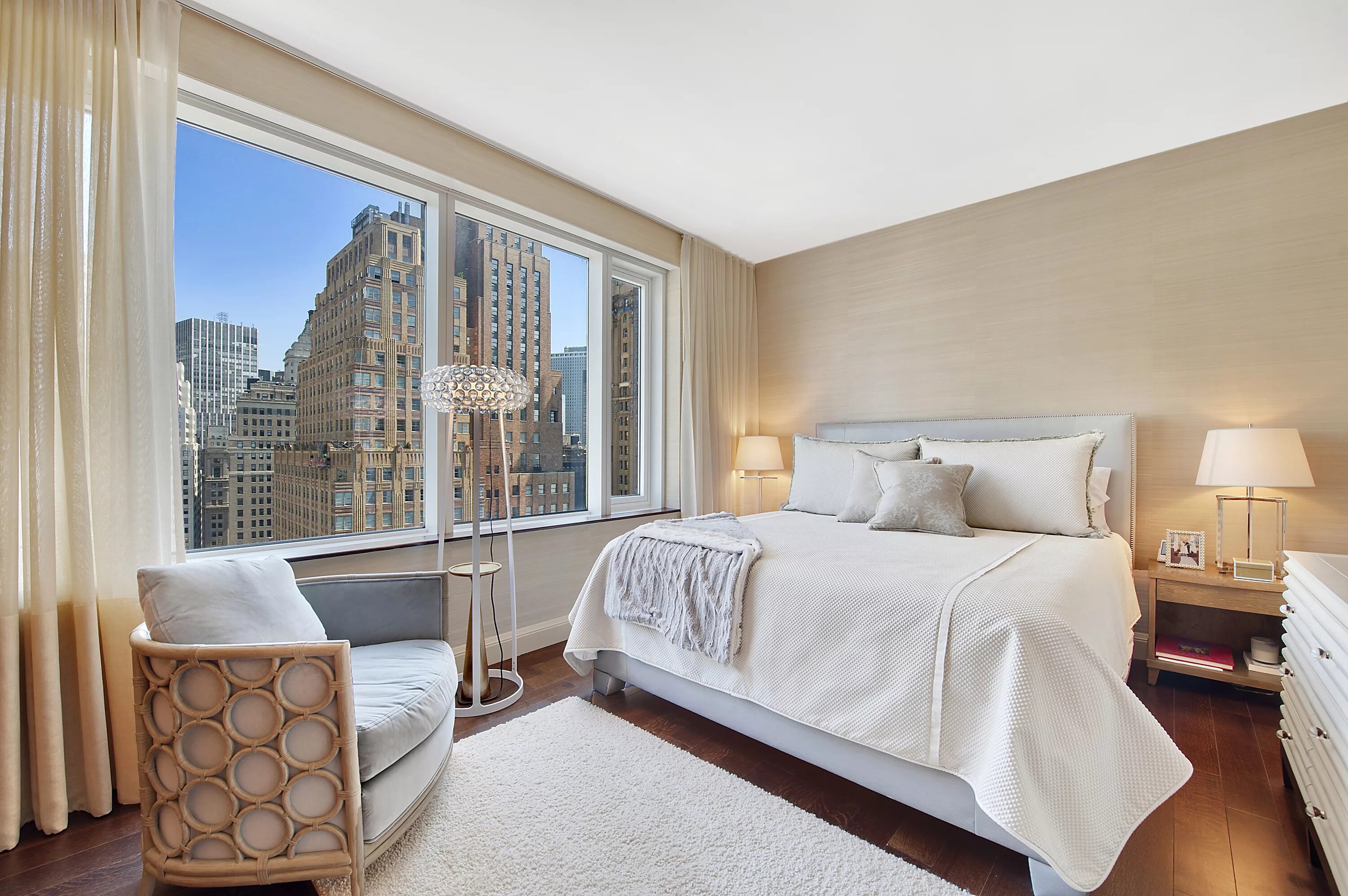 панорамные окна в спал не. комната спальня большим окном. спальня с большими окнами. красивый интерьер спальни. спальня с панорамными окнами.