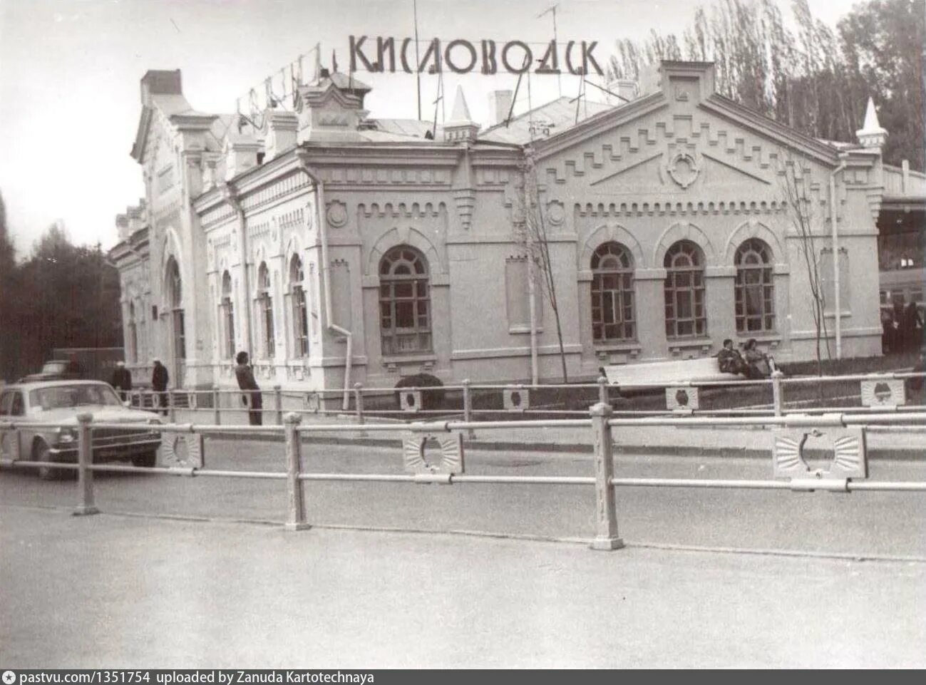 Вокзал г кисловодск. Станция кисловодск железная дорога. Кисловодск здание жд вокзала. Вокзал г кисловодск. Железнодорожный вокзал кисловодск.