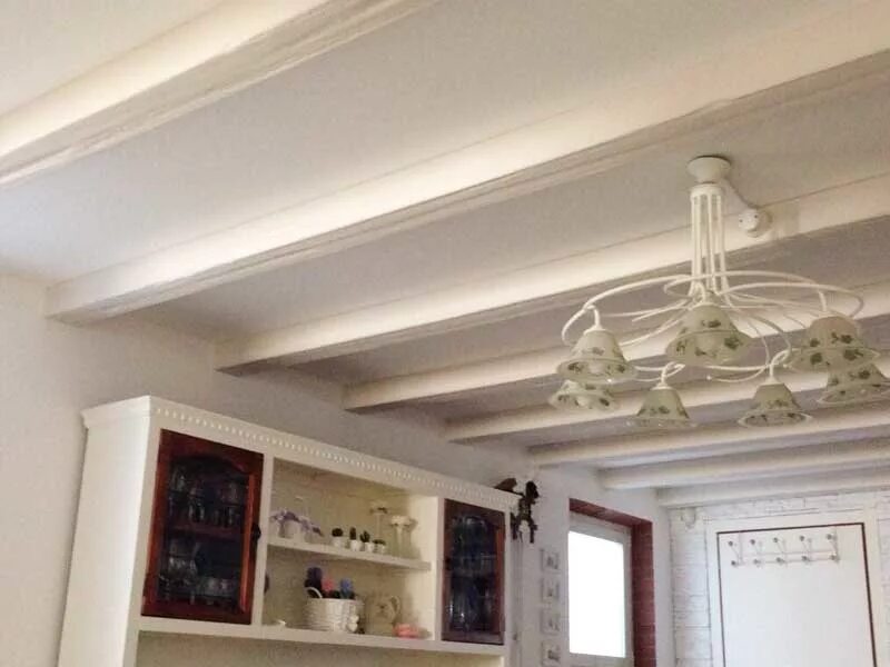 Декоративные потолочные балки. Декоративные балки в интерьере. Фальшбалки для швеллер 1450 *1450 из доски. Декоративные потолочные балки. Потолочные балки в интерьере.