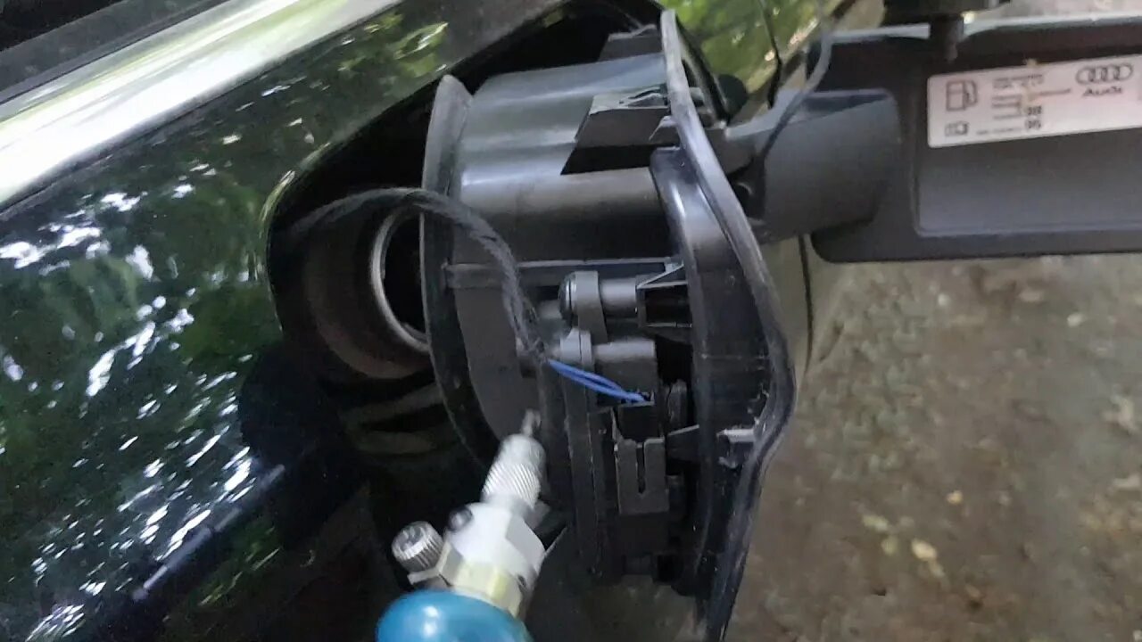 Как снять накладку лючка бензобака audi q3 Замена сервопривода лючка бензобака. Бред немецких инженеров. Audi Q3 (1G), 2