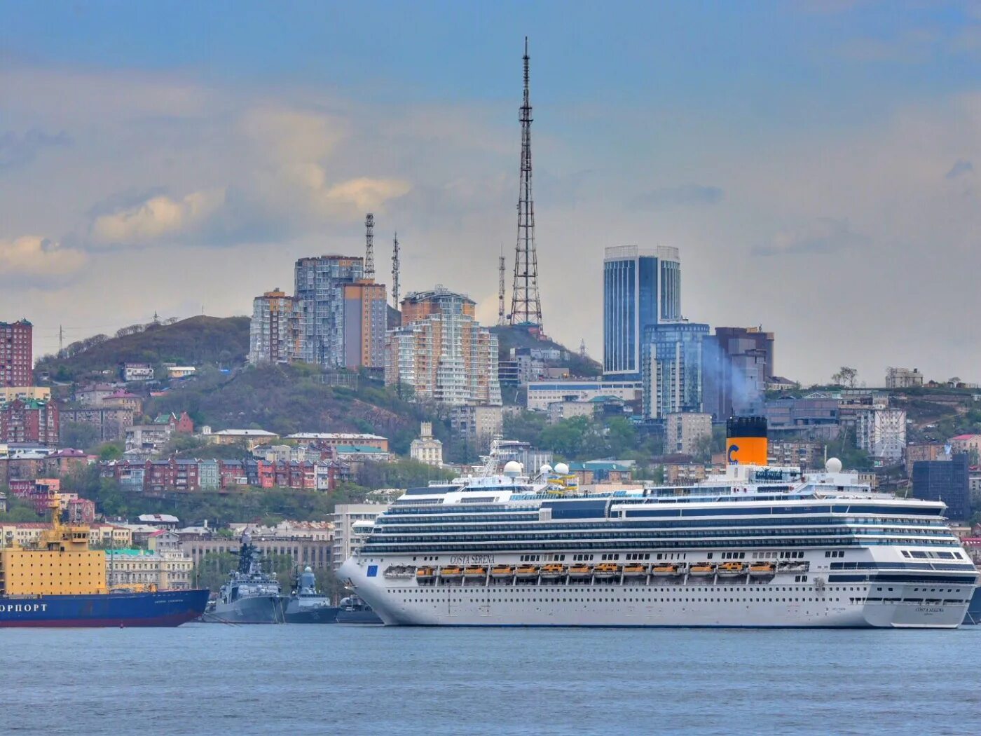 Vladivostok port. Порт Владивосток. Круизный лайнер во Владивостоке. Владивосток портовый город. Владивосток корабли.