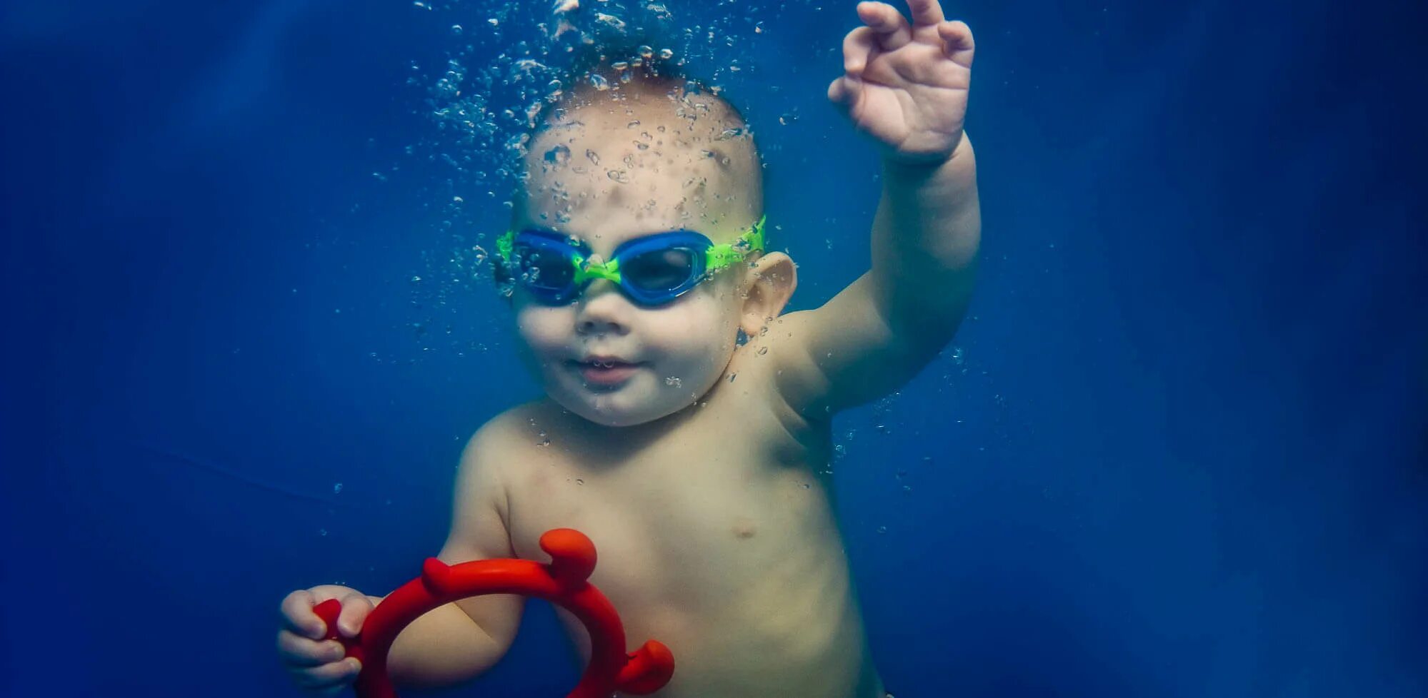 Детское плавание в бассейне. Гидрокинезотерапия. Люди в бассейне. Гидрокинезотерапия для детей. Дцп купание
