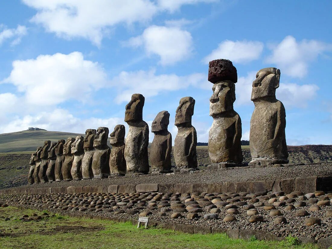 Статуи на острове. Каменные истуканы острова Пасхи. Остров Пасхи статуи Моаи. Каменные статуи Моаи остров Пасхи Чили. Моаи на острове Пасхи / Чили.