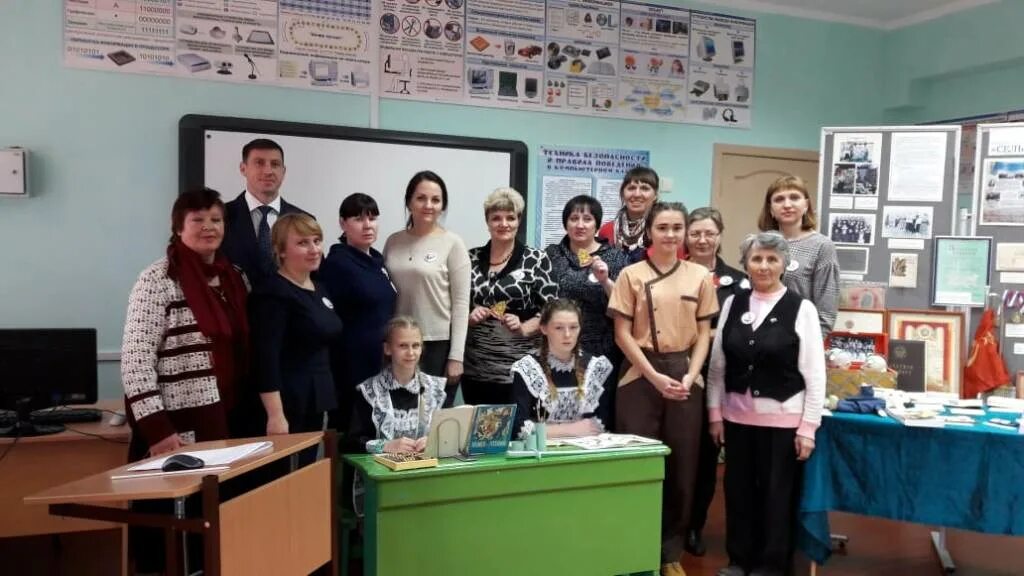 Фабрика учить. Директор школы 1034 братеево. Школьные сотрудники. Сотрудники школы. Работники школы.