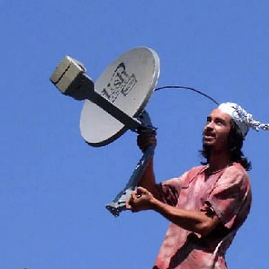 Ловит сеть интернет. Смешная спутниковая тарелка. Человек с антенной. Спутниковая тарелка на голове. Человек антенна.