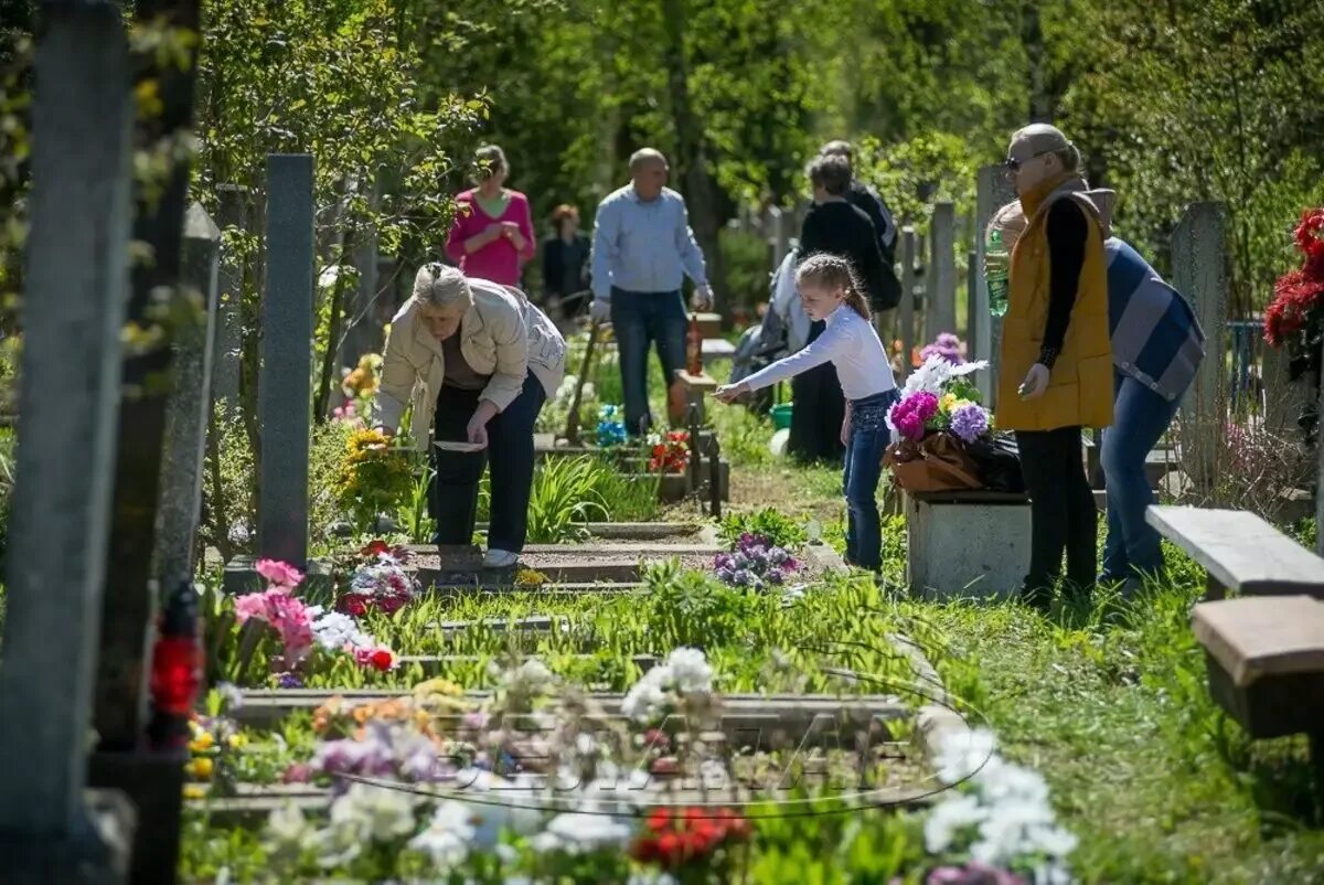 Ездят ли на благовещение на кладбище. Родительский день на кладбище. Посещение кладбища на Радоницу. Посетители кладбища.