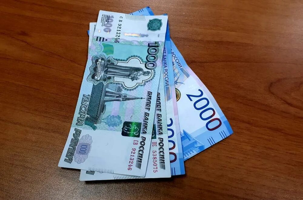 300 рублей в июле. 10 Тысяч рублей 2018 года.