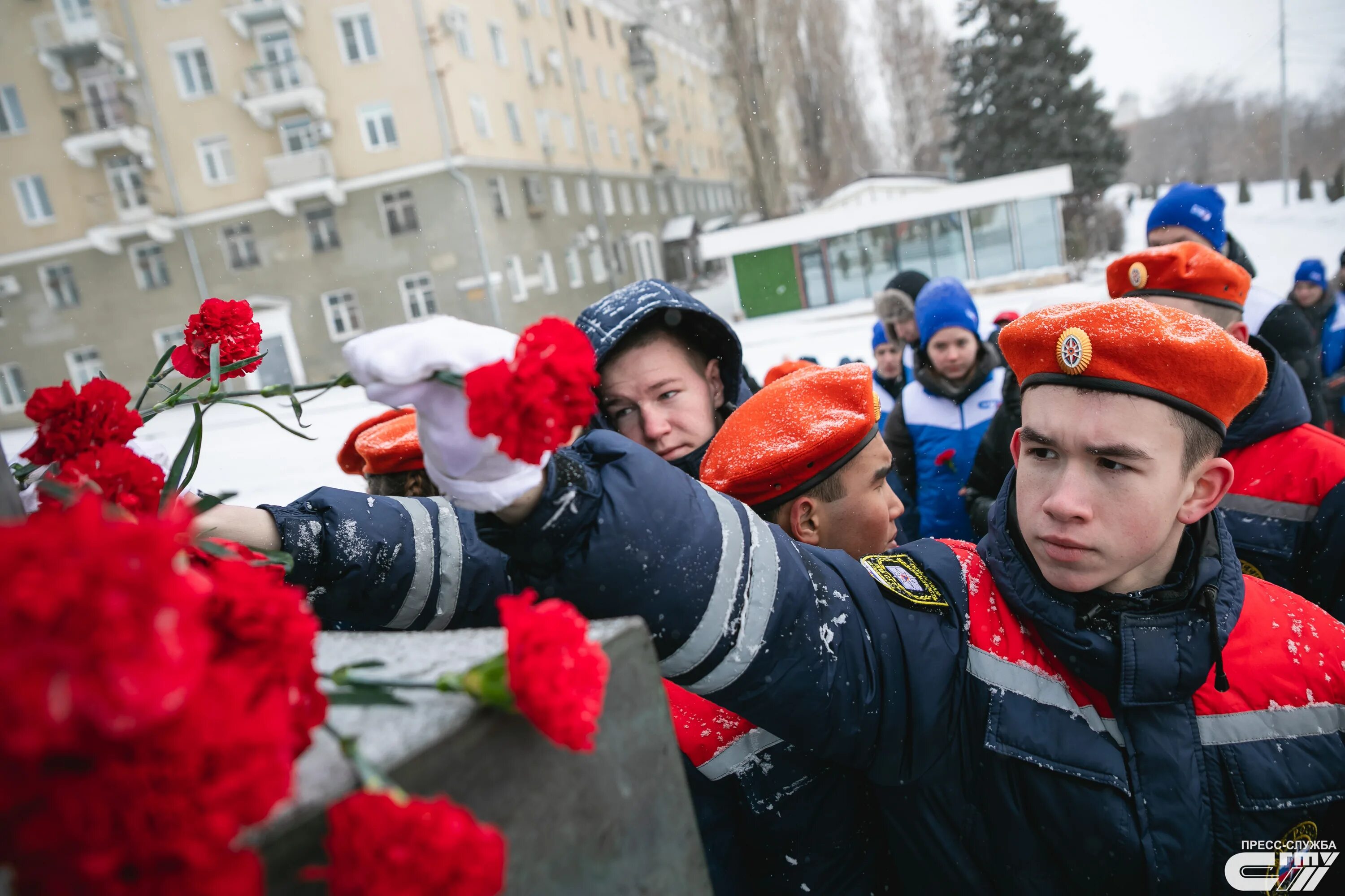 Возложение цветов Шевченко. Возложение цветов к памятнику погибшим в Донбассе. 10 ноября рабочий