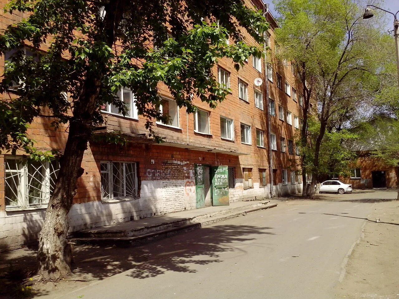 Общежитие чмтт черногорск. Палатка городок. Палаточный городок. Общежитие черногорск дзержинского. Общежития черногорск.