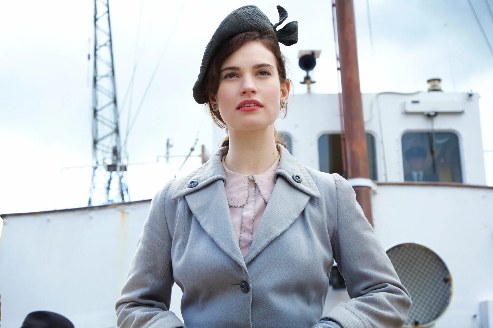 Lily movie. The Guernsey Literary and Potato Peel pie Society (2018). Клуб любителей книг и пирогов из картофельных очистков (2018).