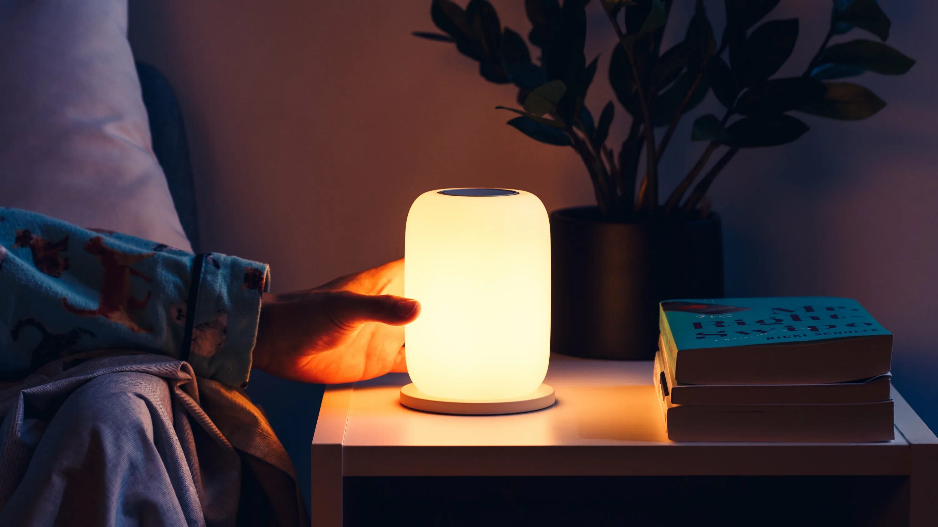 Стол с лампой в темноте. Лампа для сна. Bedside Lamp на рабочем столе. Лампа в ночи.