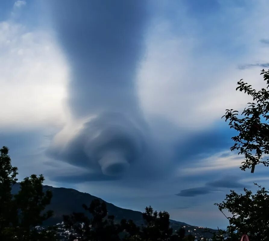 розовое облако. облака странной формы. чудные облака. облака. облака причудливой формы.