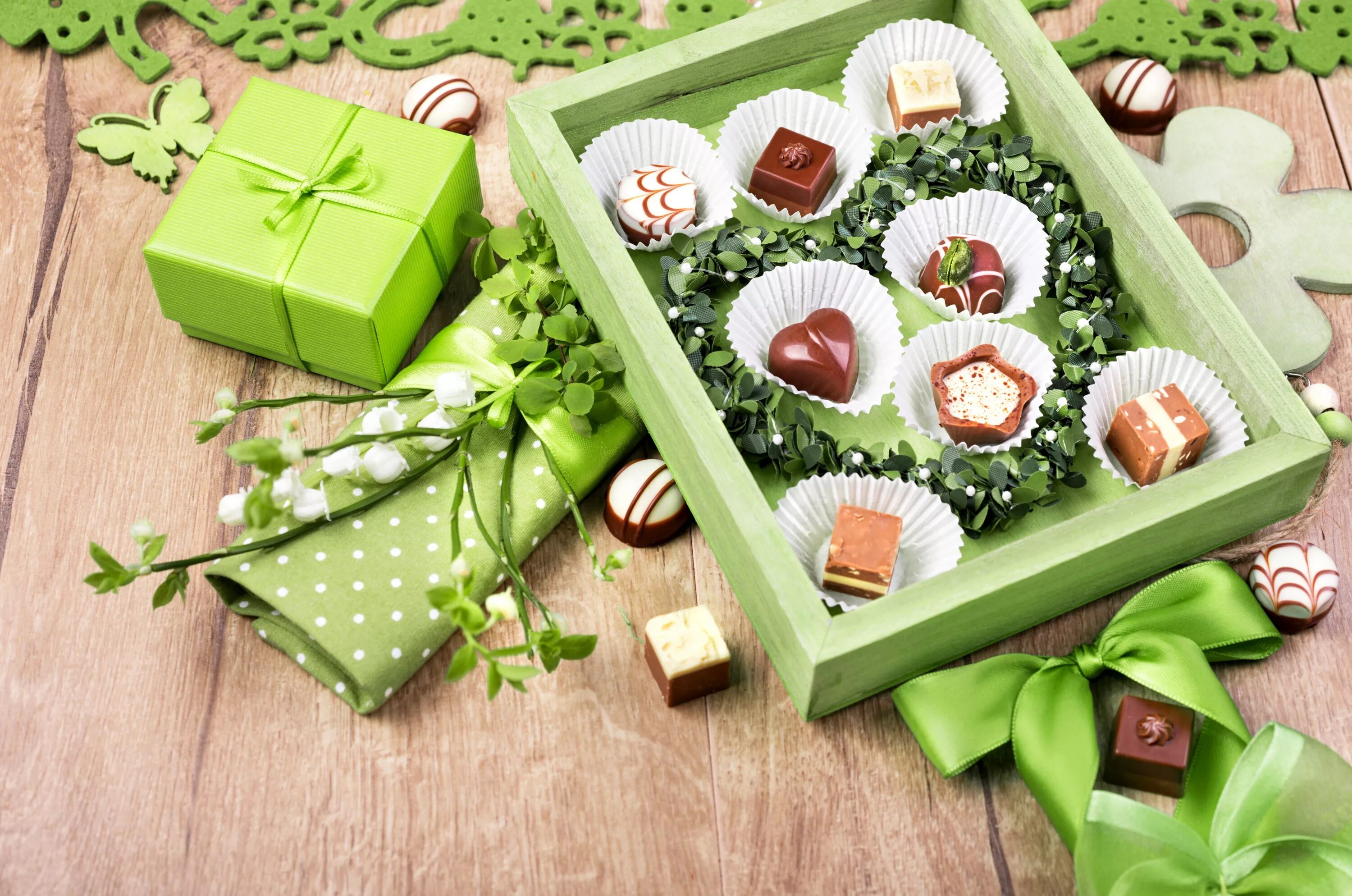 Подарки по цветам. Сладости. Коробки конфет. Коробка шоколадных конфет. Подарочная коробка с конфетами.