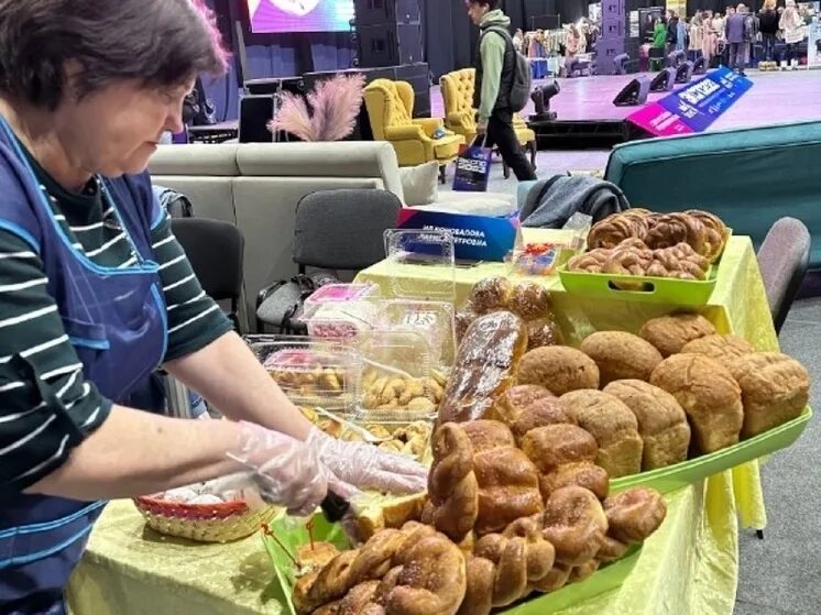 Почему солон запретил продавать хлеб за границу. Хлеб на прилавке. продукты фото. дело в хлебе. пирожные фото.