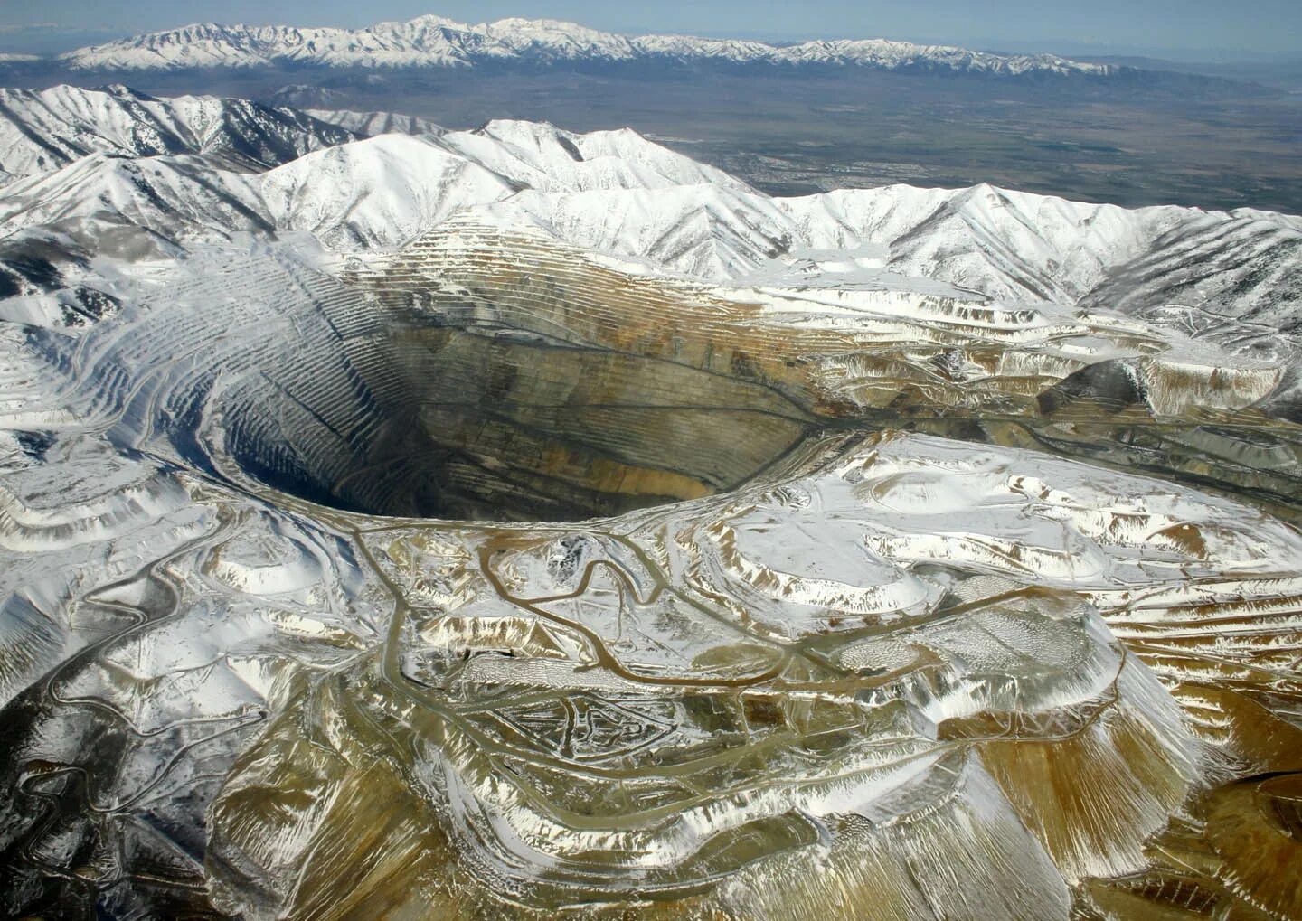 Что добывают в сша больше всего. Шахта Бингем-каньон. Карьер Kennecott Bingham Canyon mine. Бингем-каньон США. Карьер «Бингем-каньон» в США.