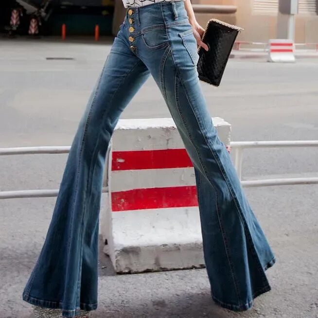 джинсы boyfriend 2022. джинсы клеш стрит стайл. брюки клеш стрит стайл. фасон джинс мом. девушка в широких джинсах.