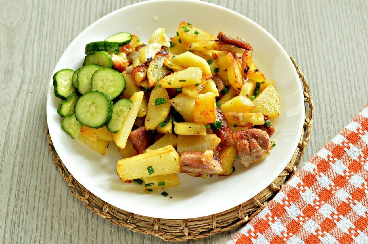 Скоблянка мясная. Скоблянка с лисичками. Жареная картошка с мясом на сковороде. Жареная картошка с мясом на сковороде. Жареха из свинины.