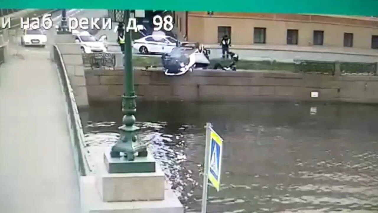 Водитель упал в реку. Водителя упавшего в мойку автобуса рахматшоха курбонова. Машина упала в реку. Водитель упал в реку. Водитель упал в реку.
