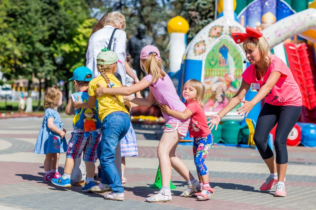 Спортивное развлечение на улице. Детские эстафеты. Эстафеты для детей на улице. Спортивные конкурсы для детей на улице летом. Веселые эстафеты на улице.