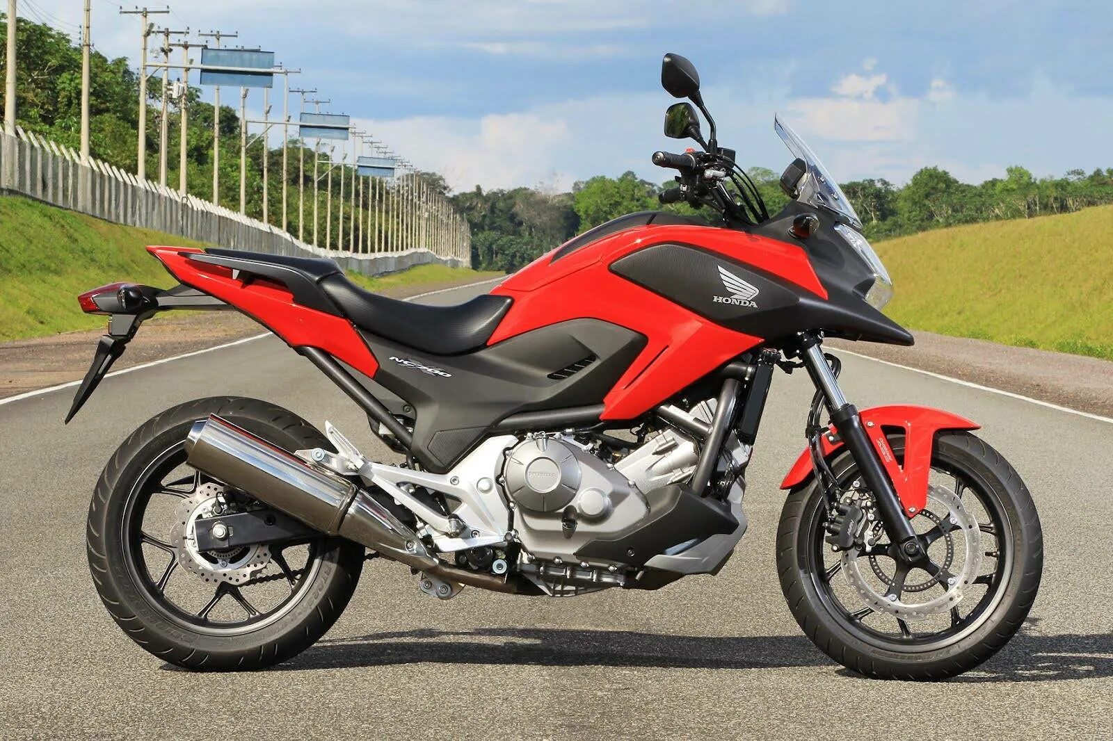 Мотоцикл хонда 700. Honda nc700x. Мотоцикл Хонда nc700x. NS 700x Honda. Honda nc700s Red.