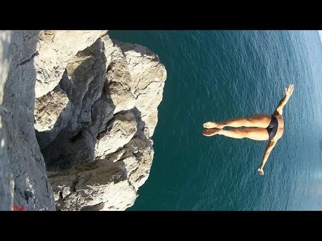 Разбился прыгнув со скалы. Прыжки со скал в турции. Негр спрыгнул со скалы. Беверли марш прыгнула со скалы. Голый мужик прыгает со скалы.