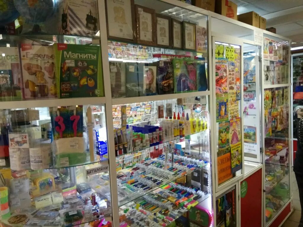 линейки в магазине канцтоваров. канцелярский магазин омск. магазин канцелярских товаров вывеска. линейки в магазинах канцелярии. рынок канцелярских товаров.