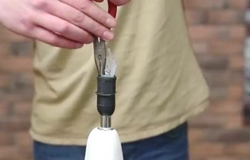 Инструмент для выкручивания ламп накаливания. Инструмент для выкручивания патронов для замены лампочек. Как вытащить цоколь из патрона без лампочки. Выкрутить цоколь. Приспособление для выкручивания лампочек.