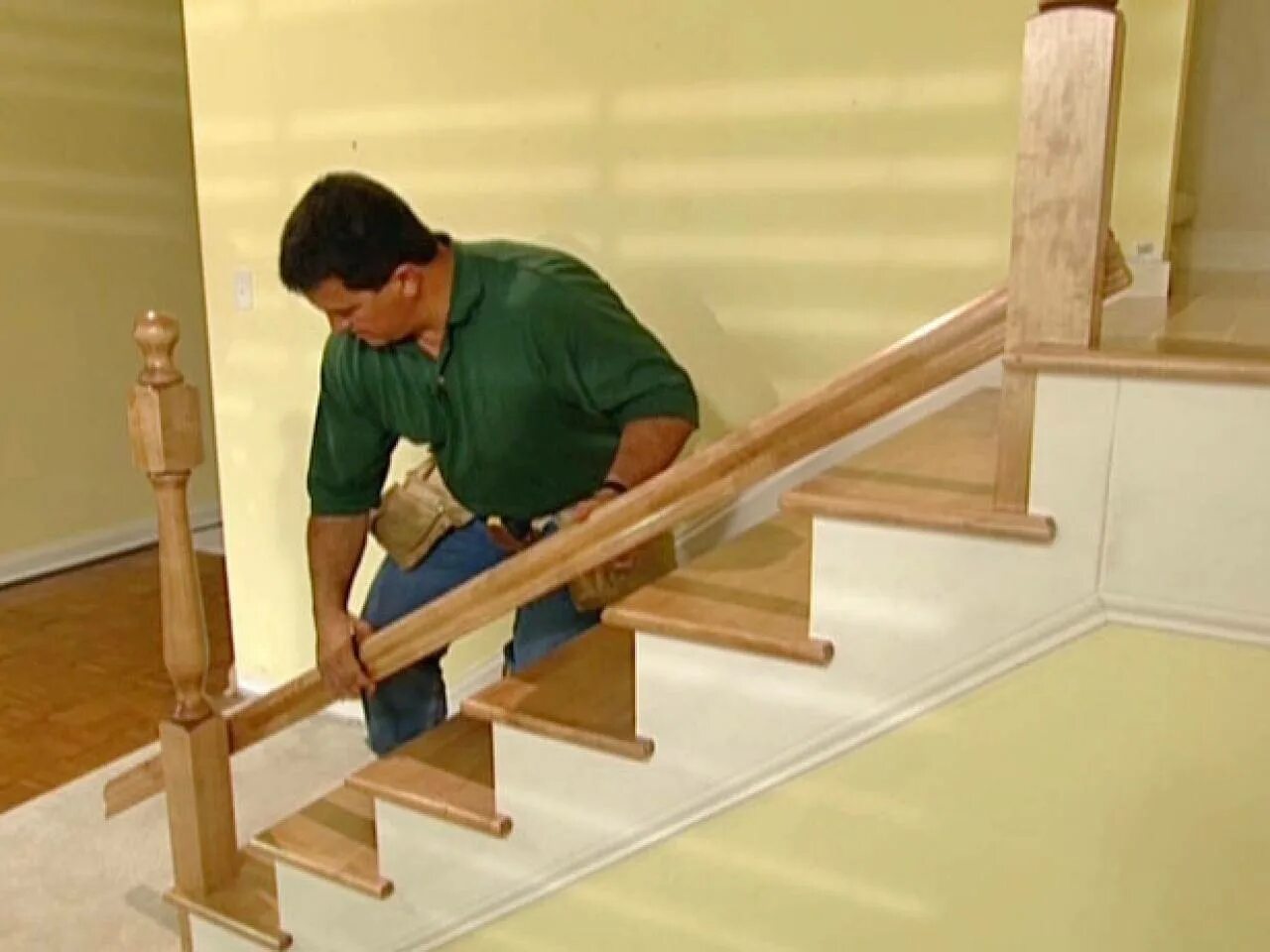 Крепление деревянной лестницы. Монтаж деревянной лестницы. Перила деревянные для лестниц. Сборка лестницы из дерева. Установка ступенек