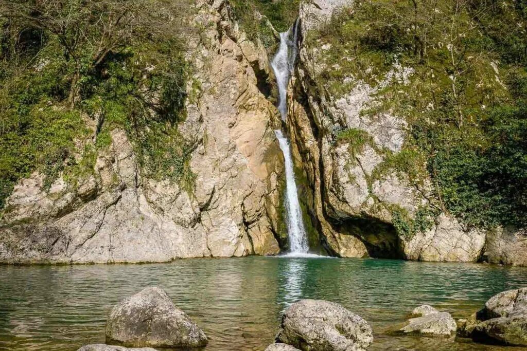 Агурские водопады краснодарский край. Агурское ущелье и водопады. Алгуйские водопады. Сочи ущелье Агурское ущелье. Водопады Сочи Агурские водопады.