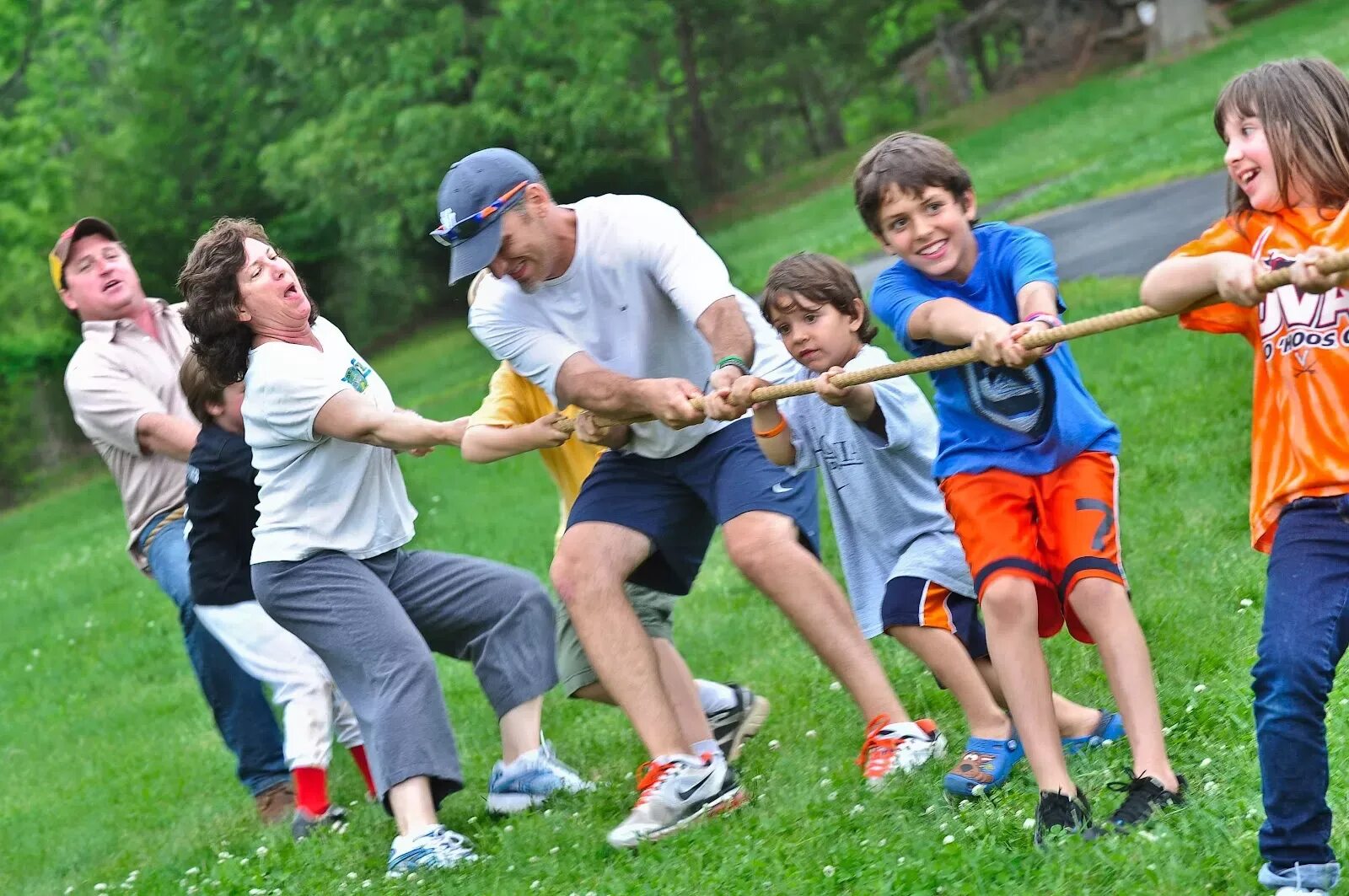 Использование эстафет. Командные соревнования для детей на улице летом. Полоса препятствий для детей в детском саду. Спортивный инвентарь для детского сада. Спортивный праздник для детей.