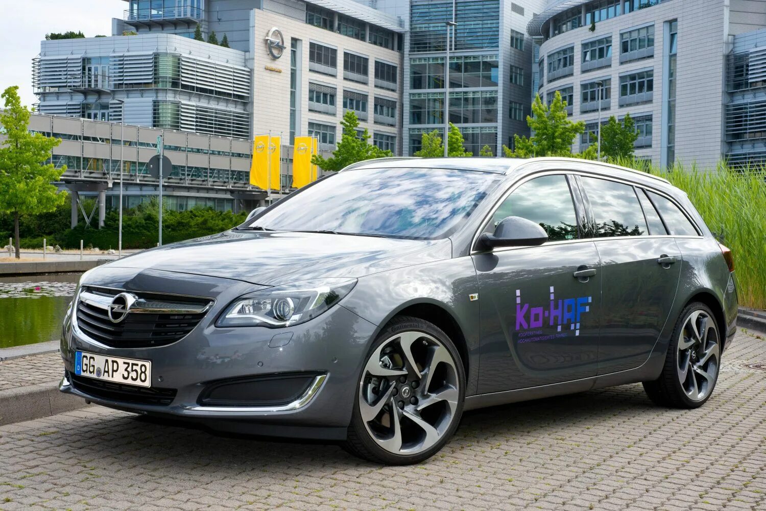 Купить опель в германии. Opel Insignia. Opel Insignia прототип. Опель Инсигния универсал. Опель Инсигния в Германии универсал.