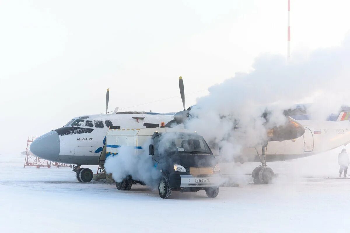 Якутия полеты. Самолеты авиакомпании Якутия АН 24. Ан24 Певек. Самолет АН 24 Якутия. Самолет Якутия аэропорт Якутск.