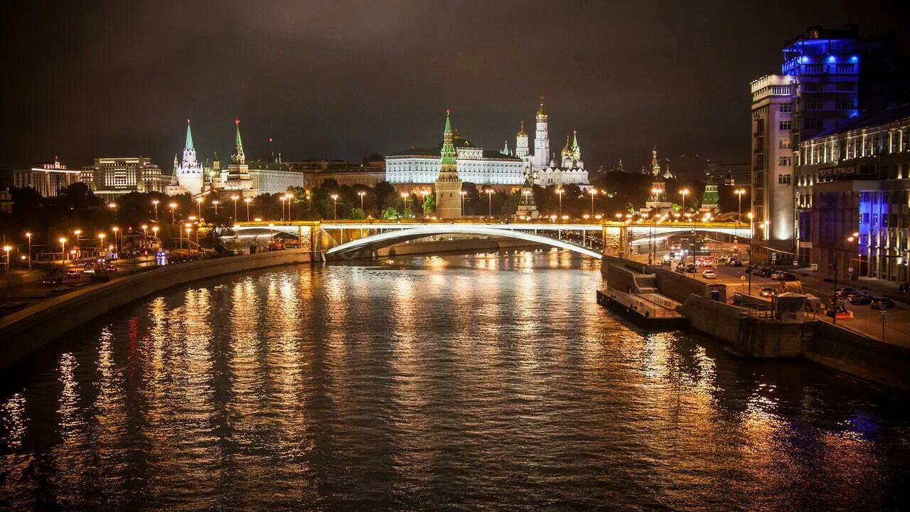 И является популярным среди. Огни Москвы. Ночная Москва 2021. Ночная Москва экскурсия. Вид на Москву реку.