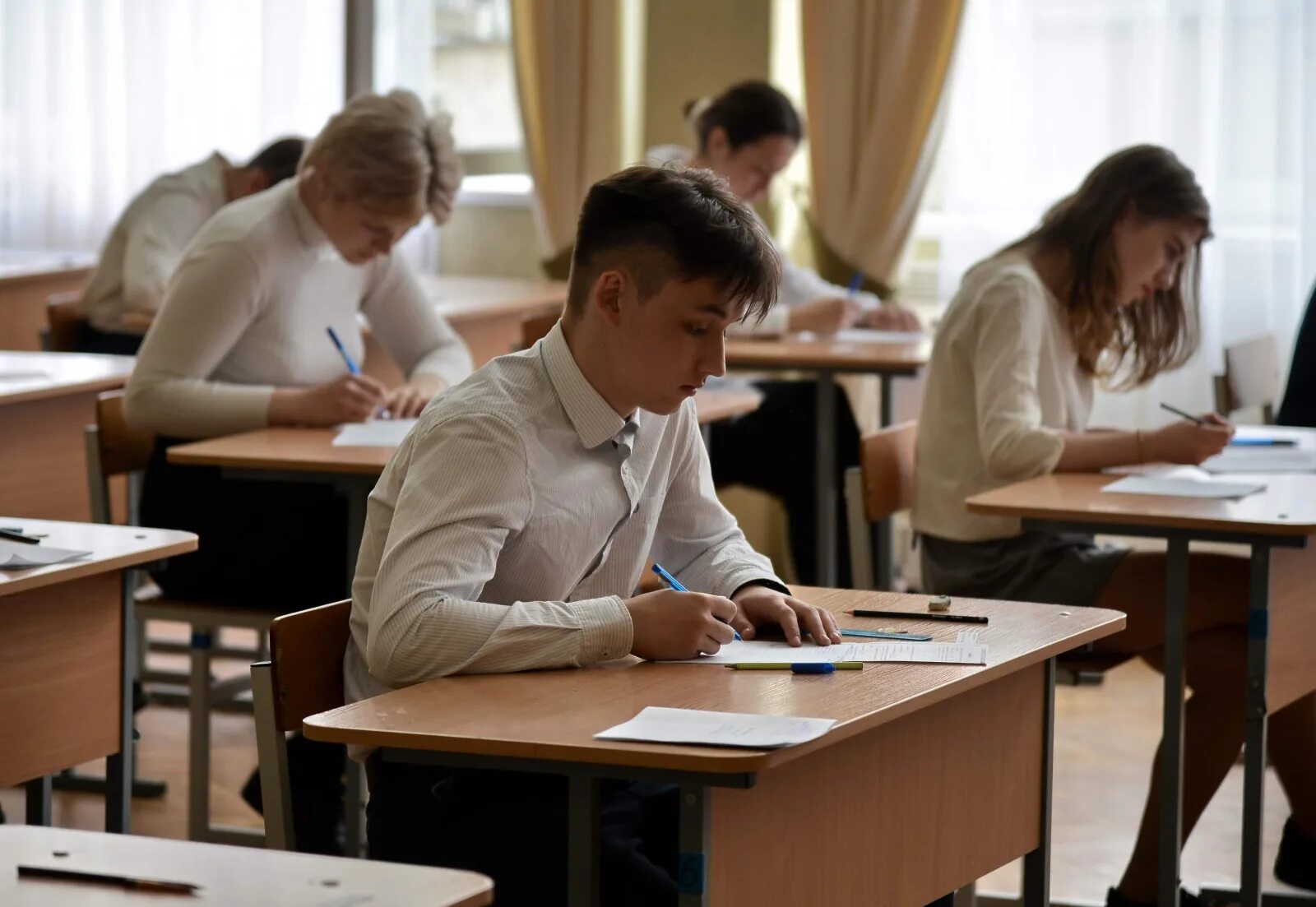 Среднее образование это. Экзамен фото. Вступительные экзамены. Белорусские выпускники на экзамене.
