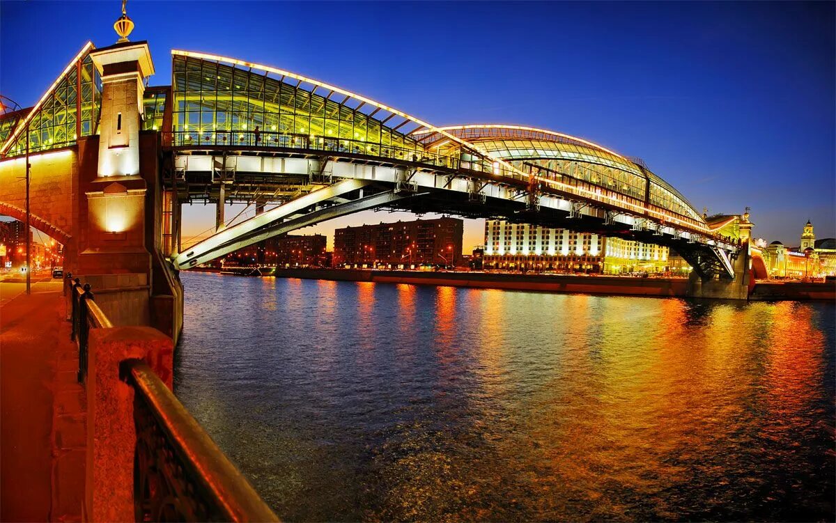 Патриаршие прудырайлн москва. Храм христа спасителя пешеходный мост через москва-реку. Храм василия блаженного красная площадь лобное место. Места в москве 18. Царицыно музей-заповедник.